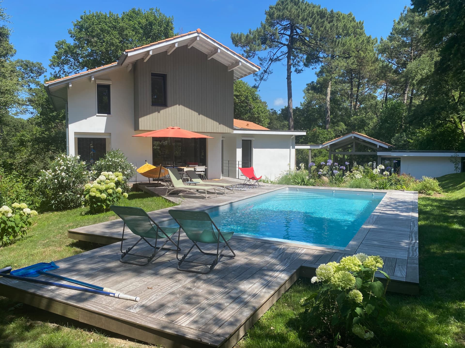La maison LANDARRA à Hossegor, piscine et terrasse dans la pinède